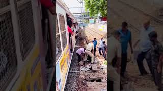 Andheri station p train k neeche a gyi mahila😭 [upl. by Meelak]