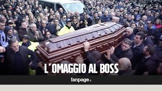 I funerali del boss delle cerimonie larrivo della bara in chiesa e lapplauso della folla [upl. by Oiramel]