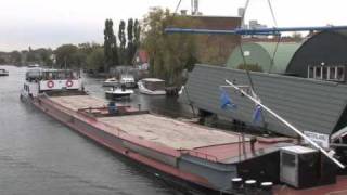 berging woonboot in Leiden [upl. by Neztnaj]