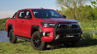 Nueva Toyota Hilux CONQUEST  ¿Qué cambia  Precio equipamiento motor y características [upl. by Ahsilak]