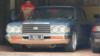 Toyota Crown 1978 with rocks exhaust sound [upl. by Wilfreda]