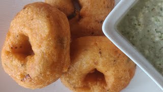 Uzhunnu Vada amp Chutney Recipe  ഉഴുന്ന് വട  Medu Vada  Crispy Uzhunnu Vada  Mammas Recipes [upl. by Onabru]