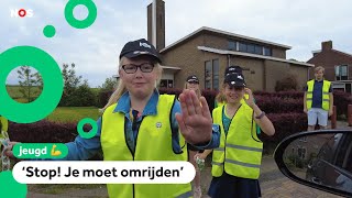 Gevaarlijk bij school Deze kinderen regelen het verkeer zelf [upl. by Ahsitul]