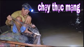 Đang Thăm Lưới Nghe Tiếng Động Lạ Hai Ông Cháu Bỏ Chạy Thục Mạng  SĂN BẮT ĐỒNG THÁP [upl. by Nylloc]