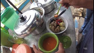 Indonesia Madura Street Food 2892 Mie Bakso Lontong YDXJ0245 [upl. by Devol562]