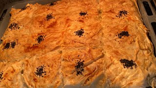 HAZIR YUFKADAN BÜYÜK TEPSİDE NEFİS KIYMALI BÖREK TARİFİ [upl. by Jovitah]