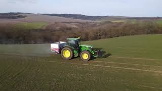 Kunstmest strooien in Slowakije met John Deere 6155R en Kverneland Geospread [upl. by Assylla417]