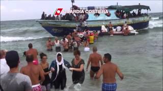 Guardia Costiera a Pachino in Sicilia  Salva Barcone con 160 Immigrati a Bordo [upl. by Mailiw388]