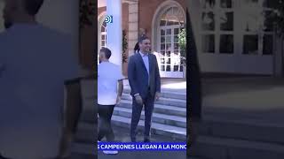 El polémico saludo de Carvajal a Pedro Sánchez [upl. by Nagol]