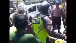 Policía explicando que el ruido del escape de la moto modificada molesta a la gente [upl. by Strader]