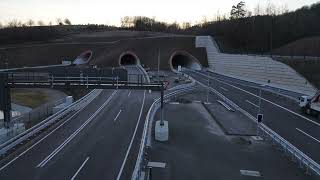 A44 Tunneltechnik  Schilderbrücke und Verkehrskamera mit Lautsprecher NAHaufnahme  Trimbergtunnel [upl. by Ratcliffe872]