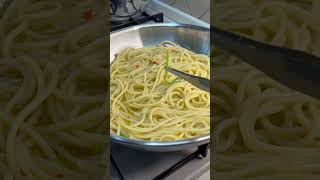 Spaghetti aglio olio e peperoncino 🇮🇹 primipiatti ricettefacili pasta food coocking recip [upl. by Harlen]