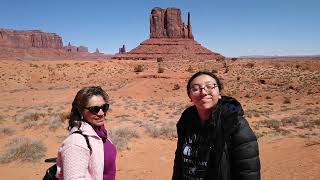 Viajero viajando por las carreteras de EUA al Valle de los Monumentos Monument Valley en Arizona [upl. by Westfall]