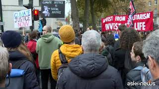 A Londra manifestanti per il clima e pro palestinesi fianco a fianco [upl. by Gipsy]