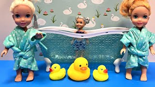 Bath time  Elsa amp Anna toddlers  soap bubbles  Barbie dolls [upl. by Odrawde987]