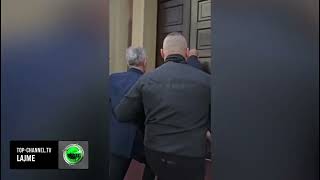 Top Channel Me pranga në duar i rrethuar nga policë Momenti kur Ilir Rrapaj shkon në komision [upl. by Eba329]