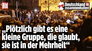 Wut wegen möglicher Impfpflicht – 14 Polizisten bei QuerdenkerDemo verletzt  Greiz Thüringen [upl. by Eema]