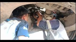 proses pemasangan yoke dan oil seal diferensial depanADT A40G Volvo artic [upl. by Nasho]