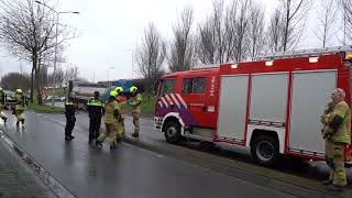 Auto uit de bocht bij LPGstation in Alblasserdam politie brandweer en ambulance [upl. by Akemal]