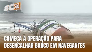 Começa trabalho para retirar barco encalhado em Navegantes [upl. by Aihseuqram668]