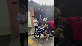 Quando o motoboy tem tdah 😂😂 smartphone policia humor automobile resenha noticias memes [upl. by Ardnuasal]