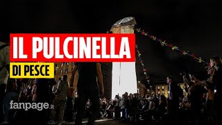 Inaugurato a Napoli il Pulcinella di Gaetano Pesce quotSembra un fallo Evvivaquot [upl. by Lewie987]