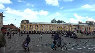 Aquí toca el acordeón pues es la Plaza de Bolívar entre manifestantes de alto volumen sonido [upl. by Gayler]