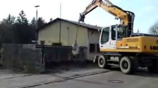 Liebherr Bagger 904 mit Abrissbirne Türckheim Bahnhof 🍐 Груша￼ Litronic [upl. by Lannie]