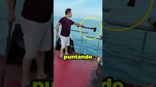 PIRATI ATTACCANO UNA BARCA IN MARE😱 virale [upl. by Elbring]