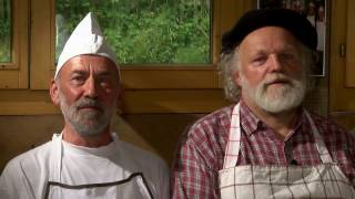 Traditionelles Backen im Steinbackofen [upl. by Ahtelra994]