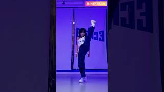 Meow Dance – Stylish and Confident Outdoor Performance kpopchallenge meovv meovvchallenge [upl. by Gottwald]