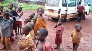 Enfant pygmées Bakas ettonnés devant montage de tente  Est Cameroun  association alpna [upl. by Ecille606]