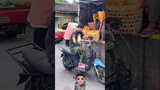 Abang tukang angkat sayur di pasar motornya keren [upl. by Eelitan]