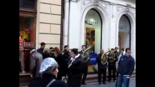 Les fanfares serbes dans les rues de Belgrade [upl. by Nnovahs]