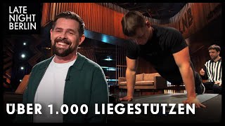 Weltmeister macht über 1000 Liegestützen in der Show  Late Night Berlin [upl. by Anom]