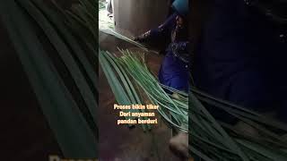 Proses bikin tiker dari pandan berduri tiker samak viral pembuatantiker [upl. by Joost]