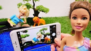 Kindervideo mit Puppen Barbie und ihre Freundin machen Fotos [upl. by Yatnahs137]