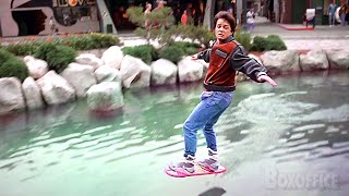 La icónica persecución en la patineta voladora  Volver al futuro II  Clip en Español [upl. by Gusella990]