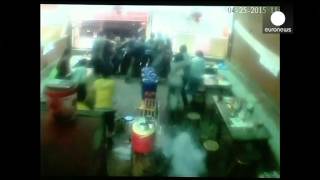 Terremoto en Nepal el seísmo grabado en directo en un restaurante [upl. by Wiles109]