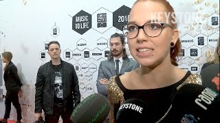 Swiss Music Awards Wie glamourös sind Schweizer Stars  SMA Preisverleihung Hallenstadion Zürich [upl. by Kcira]