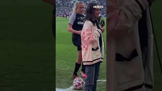 Natalie Portman estaba molestando en la cancha  Cracks shorts [upl. by Notfol658]