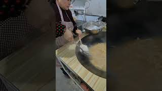 The noodles made by cutting with a spatula on an iron pot are delicious [upl. by Scevor]