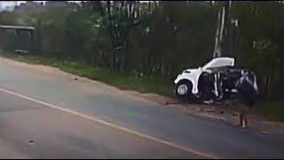 Video Un auto que choca y se parte en dos en Brasil [upl. by Olen479]