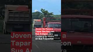 Joven se pone a tapar baches para cuidar a su madre nmas shorts chiapas [upl. by Etnohs]