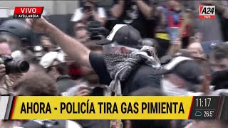 🚨 INCIDENTES entre manifestantes y la policía en el Puente Pueyrredón Avellaneda [upl. by Nimzzaj849]