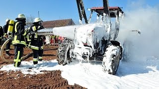 Dorfitter Brennenden Schlepper mit Schaum gelöscht [upl. by Hannala]