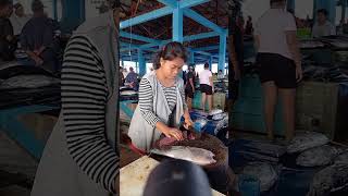 Skill EmakEmak memotong Ikan Tuna Segar fishcutting ekspresitunanetraberkreasi [upl. by Anahsed]