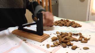 Máquina para partirabrir almendras nueces piñones Cascadorabridor de frutos secos [upl. by Noed]