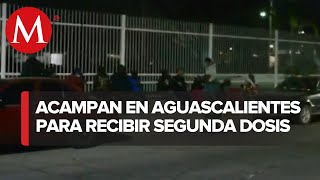 Las personas duermen afuera de los centros de vacunación en Aguascalientes [upl. by Ahsieker]