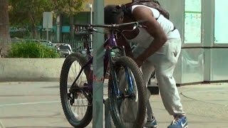 Watch How Long It Takes For A Thief To Snatch A Locked Bicycle [upl. by Nadabus]